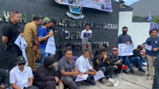 Forum Bersama Jurnalis Sulawesi Tenggara Demo Tolak Revisi UU Penyiaran