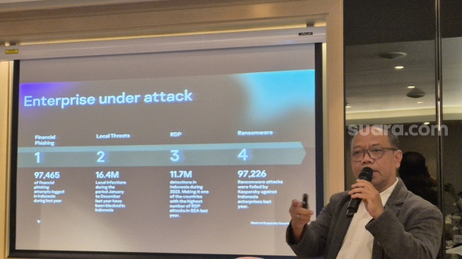 Dony Koesmandarin, Enterprise Group Manager untuk Indonesia di Kaspersky, saat jumpa pers, Jakarta, Selasa (21/5/2024). [Suara.com/Dythia Novianty]