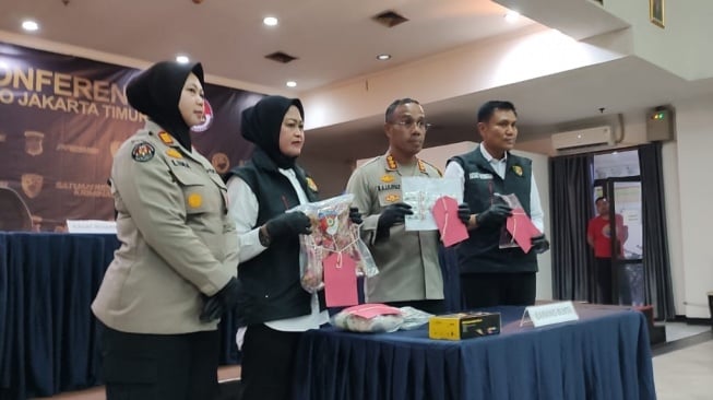 Polres Metro Jakarta Timur saat merilis kasus ibu kandung rekam putrinya disetubuhi pacar. (Dok. Polres Metro Jakarta Timur)