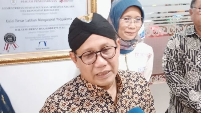 Menteri Desa, Pembangunan Daerah Tertinggal, dan Transmigrasi (Mendes PDTT) Abdul Halim Iskandar usai membuka pertemuan BUMDesa bersama LKD Jateng-Jabar, DIY dan 6 provinsi luar Jawa di Yogyakarta, Selasa (21/5/2024) (ANTARA/Luqman Hakim)