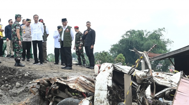 Presiden Jokowi meninjau langsung lokasi bencana banjir bandang dan lahar di Kabupaten Agam, Sumatera Barat, Selasa (21/5/2024). [Foto: Kris - Biro Pers Sekretariat Presiden]