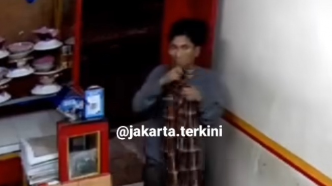 Bak Pesulap, Pria Ini Gasak Kotak Amal di Rumah Makan Gandaria Jaksel Bermodal Sarung