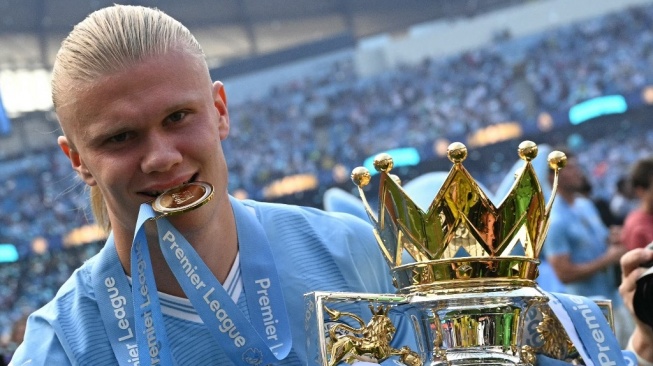 Striker Manchester City, Erling Haaland merayakan gelar Liga Inggris yang diraih tim di musim 2023/2024. [AFP]