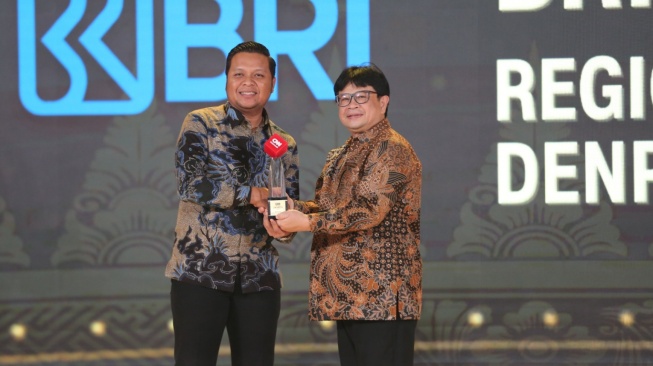 Berkontribusi Positif, BRI Raih Dua Penghargaan di CNN Indonesia Awards Bali 2024