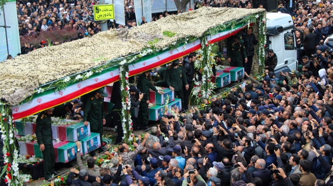 Orang-orang berpartisipasi dalam prosesi pemakaman Presiden Iran Ebrahim Raisi dan korban lainnya di Tabriz, Provinsi Azerbaijan Timur, Selasa (21/5/2024).  [AZIN HAGHIGHI / MOJ News Agency / AFP]