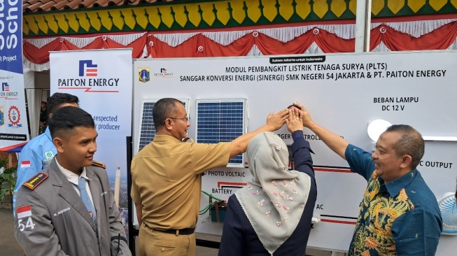 PT Paiton Energy (PE) memasang Pembangkit Listrik Tenaga Surya (PLTS) Atap di Sekolah Menengah Kejuruan Negeri (SMKN) 54 Jakarta. (Dok. Paiton Energy)