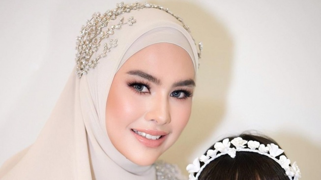 Ajak Kaum Hawa Tidak Terobsesi Tampil Cantik, Kartika Putri: Adab dan Akhlak Lebih Penting