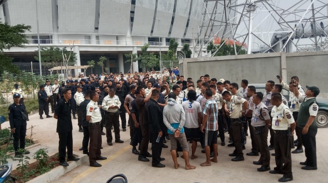 Warga Eks Kampung Bayam Ngaku Diusir Aparat Dari KSB: Kami Dikeroyok