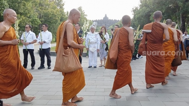 Biksu thudong tiba di Candi Borobudur setelah melakukan perjalanan 60 kilometer dari Vihara Buddha Dipa di Semarang. (Suara.com/ Angga Haksoro Ardi).