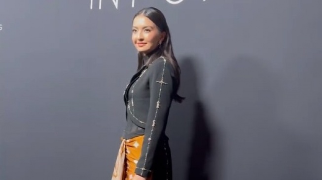 Pakai Kain Batik Saat Foto dengan Han So Hee di Cannes Film Festival, Raline Shah Tampil Cetar