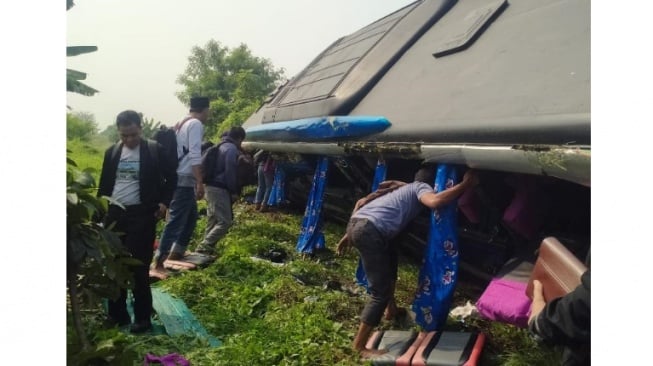 Bus Perangkat Desa di Serang Terguling di Tol Tangerang-Merak, 8 Orang Dilarikan ke Rumah Sakit