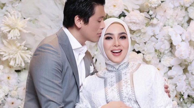 Unggah Foto Maternity, Syahrini Diduga Hamil Anak Kembar: Apa Saja Cirinya?