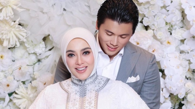 Syahrini dan Reino Barack akhirnya mengumumkan kabar kehamilan. Syahrini dan Reino kompak mengunggah foto babybump di akun Instagram masing-masing. [Instagram]