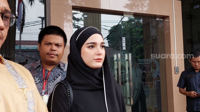 Yasmine Ow di Pengadilan Agama Cibinong. [Suara.com/Yuliani]