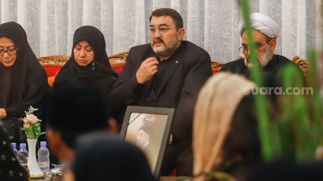 Duta Besar Iran untuk Indonesia, Mohammad Boroujerdi (tengah) memberikan sambutan saat acara doa bersama dan tahlilan atas wafatnya Presiden Ebrahim Raisi yang digelar di kediamannya di Jakarta, Rabu (22/5/2024). [Suara.com/Alfian Winanto]