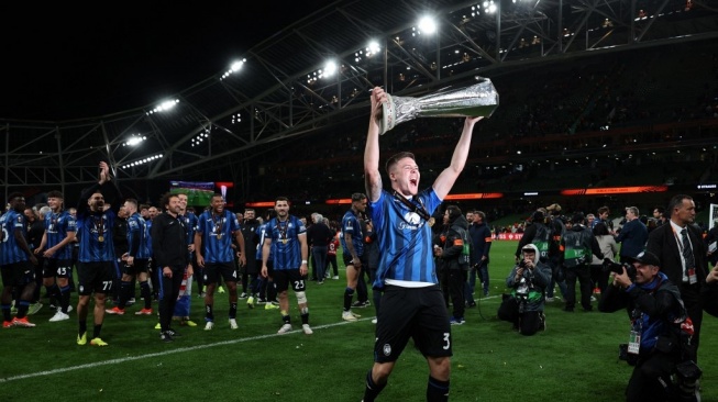 Bek Atalanta, Emil Holm mengangkat dengan trofi Liga Europa usai membantu timnya mengalahkan Bayer Leverkusen 3-0 di final Liga Europa 2023-2024 di stadion Dublin Arena, Dublin, pada 22 Mei 2024.Adrian DENNIS / AFP