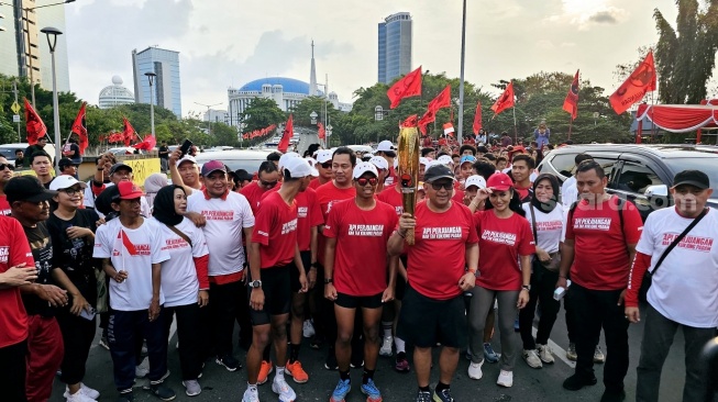 Tempuh Jarak 526 Km, Obor Api Perjuangan Diterima Hasto Untuk Dibawa Ke Arena Rakernas PDIP. (Suara.com/Bagas)