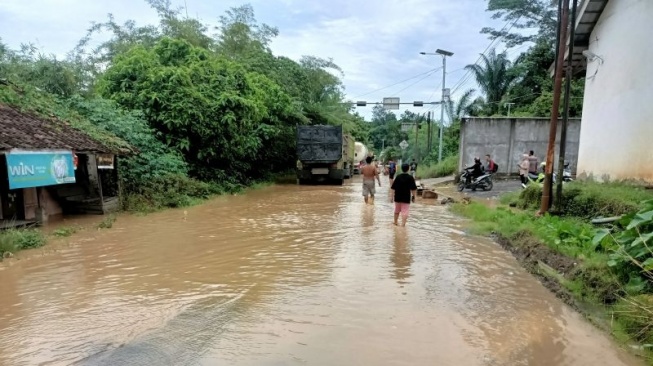 Terendam Banjir, Lalu Lintas Jalinsum di Desa Batukuning OKU Lumpuh Total