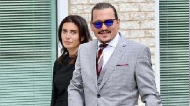 Johnny Depp Disebut Pacari Mantan Pengacaranya yang Masih Berstatus Istri Orang