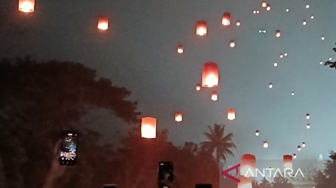 Gemerlap Cahaya Lampion Menutup Rangkaian Waisak di Candi Borobudur