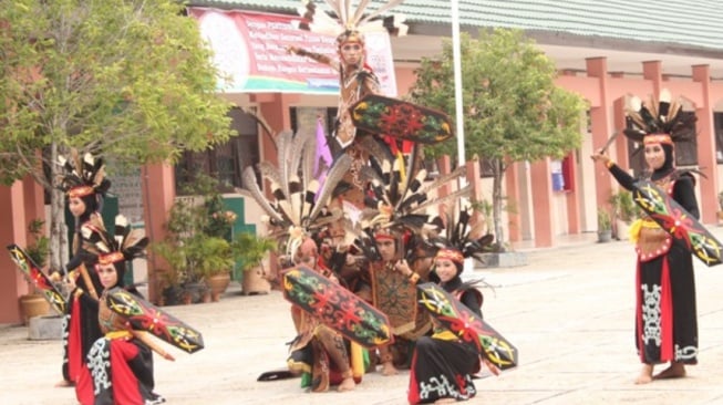 Tari Mandau: Tarian Perang Suku Dayak yang Penuh Aura Mistis dan Kegagahan