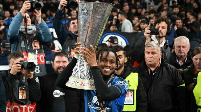 Penyerang Atalanta asal Nigeria Ademola Lookman mengangkat trofi setelah pertandingan sepak bola final Liga Eropa UEFA antara Atalanta dan Bayer Leverkusen di stadion Dublin Arena, di Dublin, pada 22 Mei 2024. Lookman mencetak ketiga gol saat Atalanta memenangkan pertandingan 3 -0.Paul ELLIS / AFP