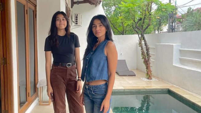 Nova Eliza Bagikan Foto Bareng Putrinya, Sudah 16 Tahun Tingginya Mirip Model Internasional