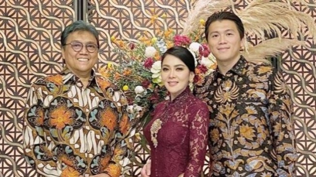 Potret Syahrini dan Reino Barack bersama mertua. (Instagram/@princessyahrini)