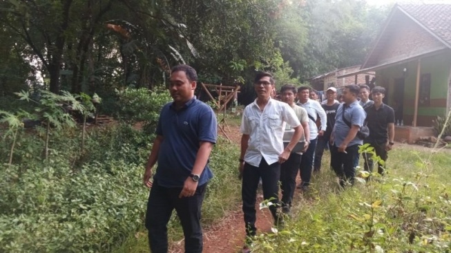 Tim penyidik dari Polres Cirebon Kota dan Polda Jabar saat meninggalkan lokasi penggeledahan tersangka P di Cirebon, Jawa Barat, Rabu (22/5/2024). (ANTARA/Fathnur Rohman) 