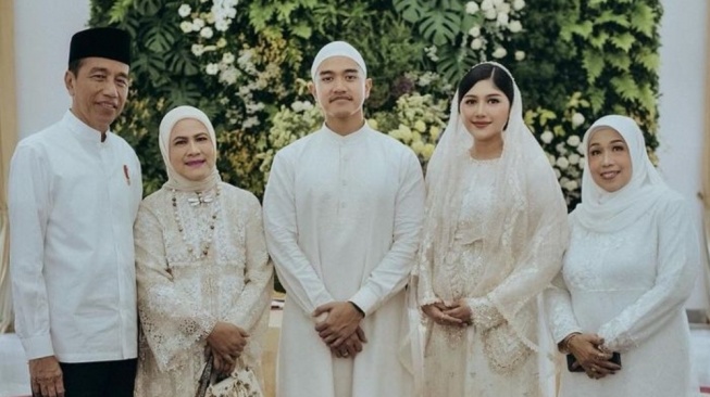 Pengajian kehamilan Erina Gudono dihadiri Jokowi dan Iriana. (Dok. Instagram)