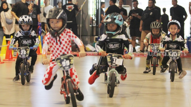 Sejumlah anak adu kecepatan menggunakan sepeda tanpa pedal atau push bike saat Latpres yang digelar komunitas Balabiboo di Q-Square, Sentul, Bogor, Jawa Barat, Kamis (24/5/2024). (Suara.com/Dwi Bowo Raharjo)