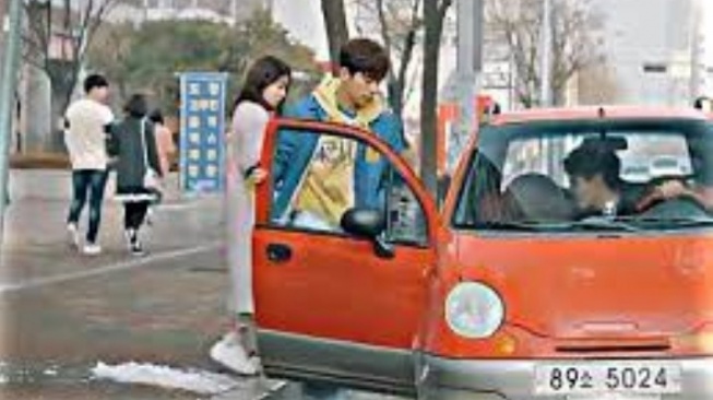 Mobil Daewoo Matiz yang Pernah Digunakan Lee Yi Kyung di Series Wakiki. (Foto: Tangkapan Layar)