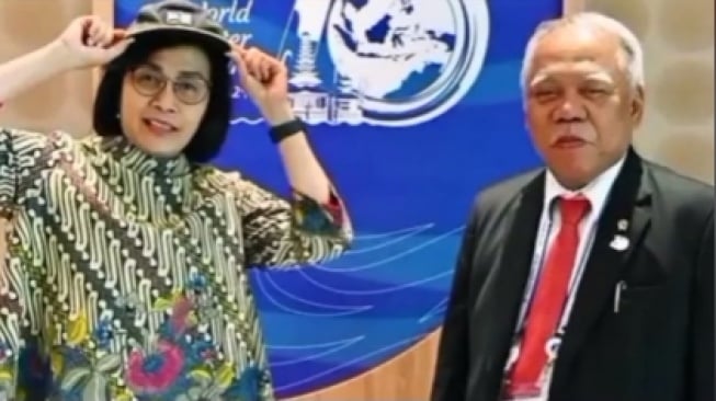 Aksi Kocak Sri Mulyani Jadi Sorotan, Pakai Topi Buluk Menteri Basuki: Saksi Pembangunan yang Tiada Henti