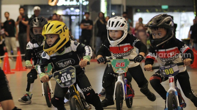 Sejumlah anak adu kecepatan menggunakan sepeda tanpa pedal atau push bike saat Latpres yang digelar komunitas Balabiboo di Q-Square, Sentul, Bogor, Jawa Barat, Kamis (24/5/2024). (Suara.com/Dwi Bowo Raharjo)