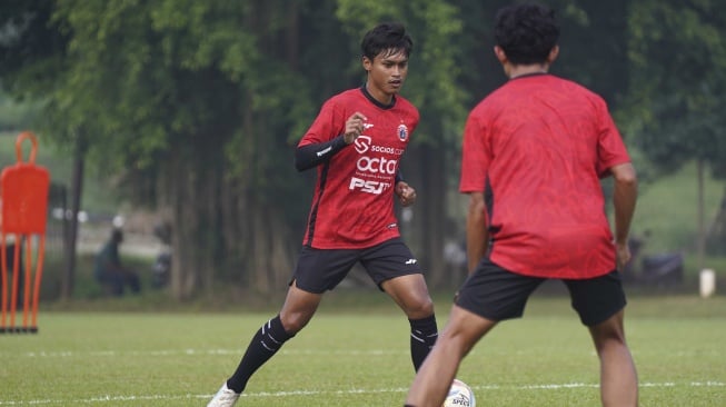 Pemain Persija Jakarta, Alfriyanto Nico menjalani latihan di Nirwana Park, Bojongsari, Kamis (23/5/2023) dalam rangka persiapan mini turnamen bertajuk 'RCTI Premium Sports'. [Dok. Persija]