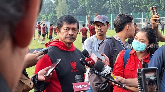 Pelatih Timnas Indonesia U-20 Indra Sjafri saat ditemui usai pimpin latihan. (Suara.com/Adie Prasetyo Nugraha).