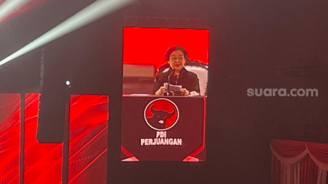 Ketua Umum DPP PDI Perjuangan (PDIP) Megawati Soekarnoputri saat pidato dalam pembukaan Rapat Kerja Nasional (Rakernas) ke-V PDIP di Beach City International Stadium, Ancol, Jakarta Utara, Jumat (24/5/2024). (Suara.com/Rakha)