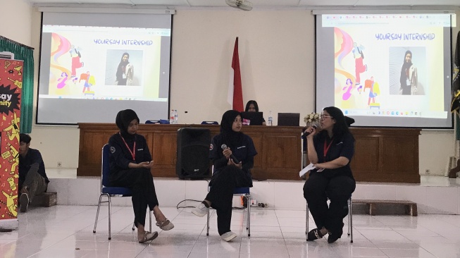 Sharing session tentang media sosial pada Yoursay Goes to School di SMA Negeri 1 Depok, Selasa (21/5/2024) (Yoursay)