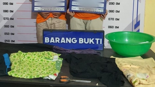 Barang bukti yang diamankan dari pasangan kekasih buang bayi di Simalungun. [Ist]