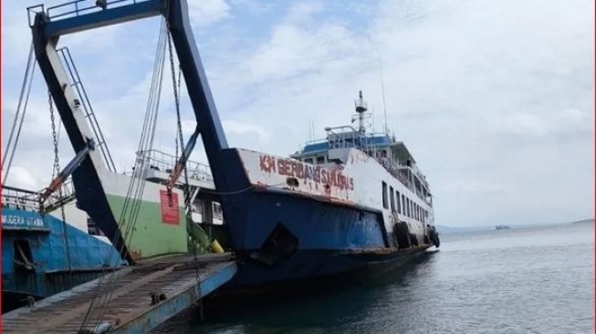 KMP Gerbang Samudera Terseret Arus Hingga Kandas di Perairan Selat Bali