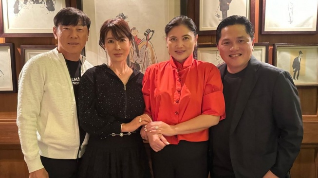 Erick Thohir dan Shin Tae-yong Ketemuan Bawa Istri Masing-masing, Netizen: Wih Double Date