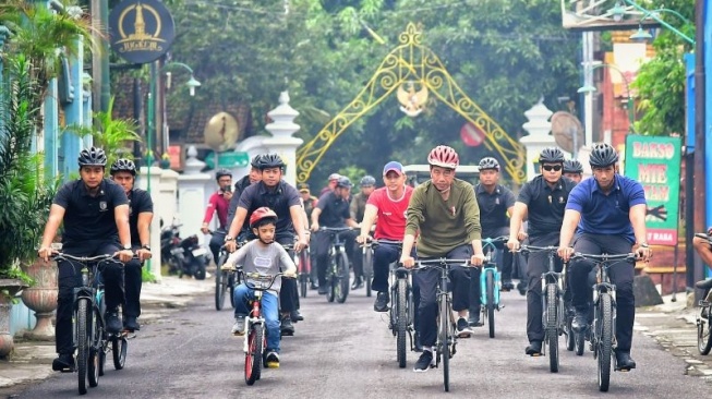 Jan Ethes Ingin Jadi Presiden, Aksi Bagi-bagi Buku Gibran Tuai Cibiran