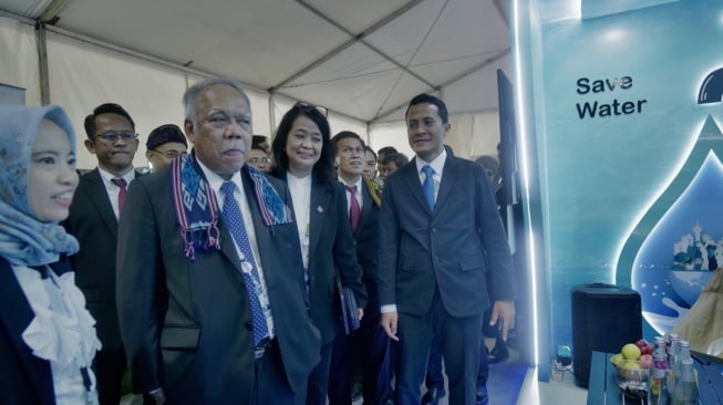 Menteri PUPR Basuki Hadimuljono mengunjungi Stan Ditjen Cipta Karya pada Pameran dan Expo WWF ke-10 di Bali. (Dok: Kementerian PUPR)