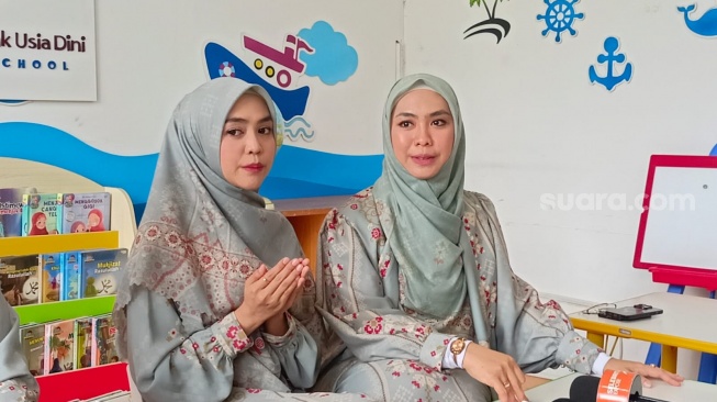 Ria Ricis Bikin Sekolah Bersama Oki Setiana Dewi, Memang Lulusan Apa?