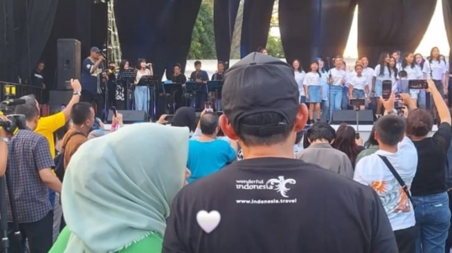 Sandiaga Uno dan istrinya menyaksikan anak bungsu tampil di Java Jazz Festival 2024 (Instagram/@sandiuno)