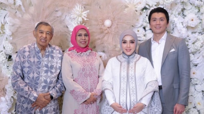 Syahrini undang Quraish Shihab dan istri ke acara tasyakuran 7 bulan kehamilan (Instagram/@princessyahrini)