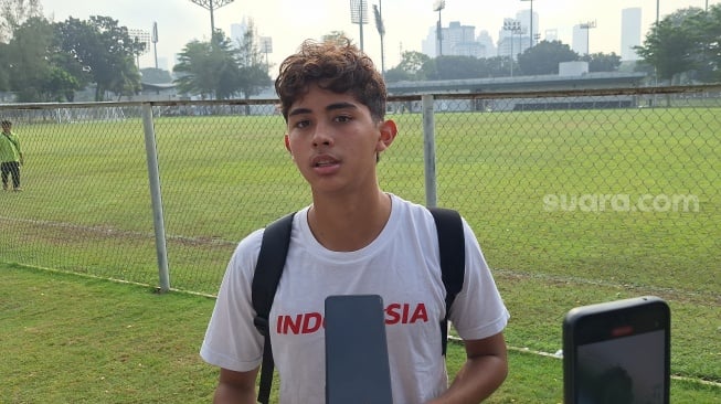 Pemain Timnas Indonesia U-20 Welber Jardim saat ditemui awak media di Lapangan B Senayan, Jakarta. (Suara.com/Adie Prasetyo Nugraha).