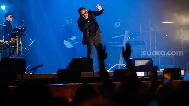 Penyanyi Bebi Romeo tampil dalam acara Java Jazz Festival 2024 di JIExpo Kemayoran, Jakarta, Minggu (26/5/2024). [Suara.com/Alfian Winanto]