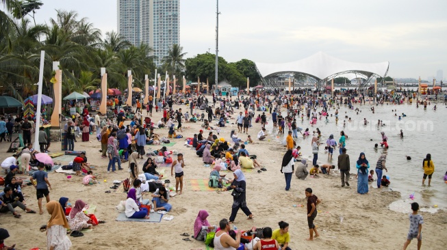 Hari Terakhir Liburan, Pantai Ancol Diserbu Wisatawan