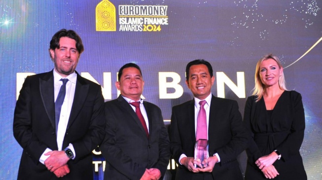 Kepala Divisi Syariah PT Bank Tabungan Negara (Persero) Tbk, Abdul Firman (kanan) foto bersama usai menerima penghargaan sebagai Best Domestic Islamic Bank di Indonesia pada ajang Euromoney Islamic Awards di Dubai, Uni Emirat Arab, Rabu (22/5). [Foto dok. Bank BTN)